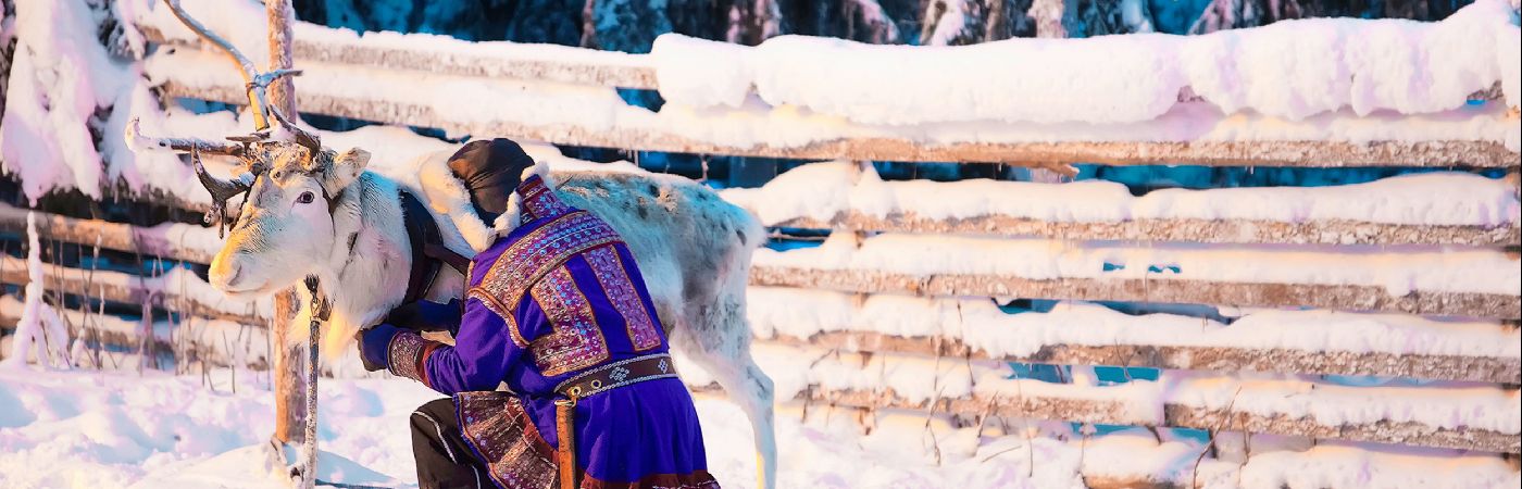 Sami en costume traditionnel dans une ferme de rennes